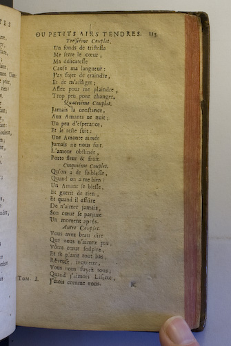 page 113 : Couplet : Jamais la constance. / Qu'on a de foiblesse! / Un fonds de tristesse. / Vous avez beau dire.