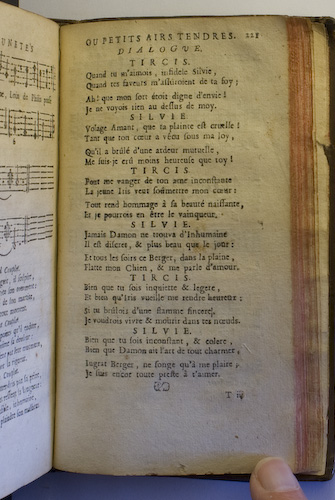 page 221 : Couplet : Bien que tu sois inconstant & colere. / Bien que tu sois inquiete & legere. / Jamais Damon ne trouva. / Pour me vanger de ton ame. / Quand tu m'aimois. / Volage Amant, que ta plainte.