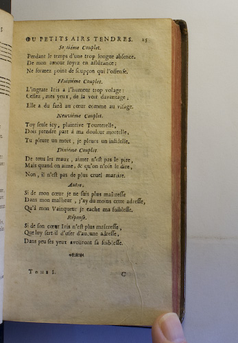 page 25 : Couplet : De tous les maux, aimer n'est pas le pire. / L'ingrate Iris a l'humeur trop volage. / Pendant le temps d'une trop longue. / Si de mon coeur je ne suis plus matresse. / Si de son coeur Iris n'est plus matresse. / Toy seule icy, plaintive Tourterelle.